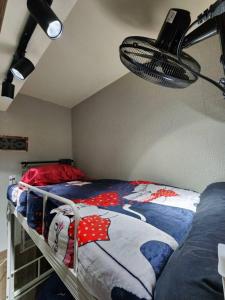 曼谷113 Quiet and Cozy Loft Apartment with free Wi-fi的一间卧室配有一张床铺,床上有毯子