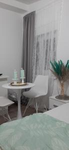 莫斯塔尔尼娜莫斯塔尔旅馆的配有一张床和一张桌子及椅子的房间