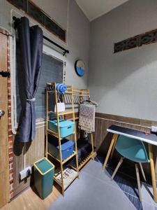 曼谷113 Quiet and Cozy Loft Apartment with free Wi-fi的客房设有双层床和桌子。