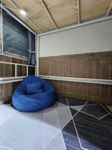 曼谷113 Quiet and Cozy Loft Apartment with free Wi-fi的一间房间,地板上有一个蓝色豆袋