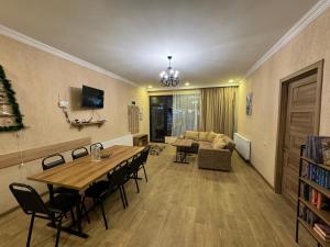 博尔若米Villa Borjomi的客厅配有桌椅和沙发
