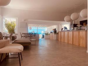 埃斯特角城Vitaminas - Casa de Playa y Café的一间带厨房的客厅和一间餐厅