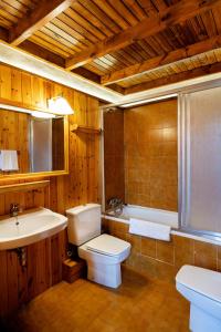 奥尔迪诺Pleta Ordino 51, Duplex rustico con chimenea, Ordino, zona Vallnord的浴室配有卫生间、盥洗盆和浴缸。