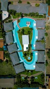 圣米格尔-杜戈斯托苏AWARA POUSADA BOUTIQUE的享有庭院内游泳池的空中景致