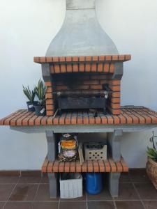 GüimeVilla Feliza的砖炉,放在植物架子上