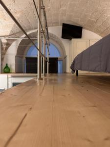 巴里L'Antica Dimora in Centro的大型客房,位于一栋大楼内,铺有木地板