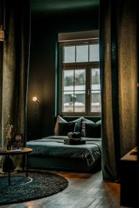 科布伦茨LLR Design Apartment - Emerald Green im Zentrum von Koblenz的一间卧室设有一张床和一个窗口