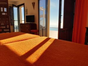 Las Hoyas del BarrancoCerro del Pozo的一间卧室配有一张床,享有海景