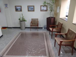 萨尔瓦多Hostel Arena Prime的一间设有椅子和桌子的等候室