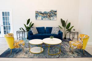 克利尔沃特Rodeway Inn Clearwater - Central的客厅配有蓝色的沙发和椅子