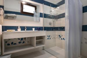 佩斯科勒海滨Gigli Hotel Salento的一间带水槽和淋浴的浴室