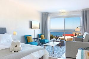 布鲁堡史特兰Blouberg Heights 202 by HostAgents的酒店客房设有一张床,享有海景。