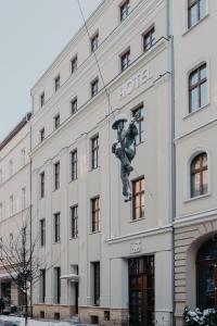 卡托维兹Hotel M23 Katowice的一座白色的大建筑,上面有标志