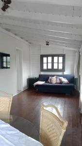 因比图巴Pousada Caminhos Do Mar的一间位于客房内的蓝色沙发卧室