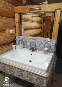 科尼亚库夫Chatka Koniaków 7的客房内的盥洗盆浴室