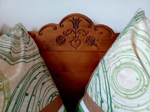 拉德施塔特Sonnhof的木花瓶,紧靠两个枕头