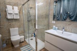 阿德耶Orlando 85 Complex - Costa Adeje的带淋浴、卫生间和盥洗盆的浴室