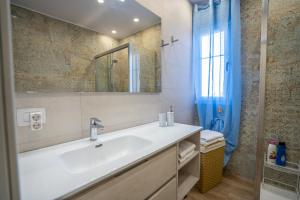 阿德耶Orlando 85 Complex - Costa Adeje的白色的浴室设有水槽和镜子