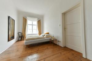 多瑙河畔克雷姆斯Schloss Hollenburg Aparte Apartments的一间卧室设有一张床和一个窗口