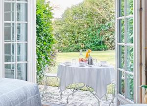 维奈Hostellerie Briqueterie & Spa Champagne的窗前的桌子上有一个白色的桌布