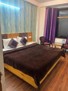 西姆拉Asha Residency Shimla - Airport Road的一间卧室,卧室内配有一张大床