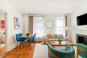 纽约61-2C Prime UES 2BR Newly furnished best value的客厅配有沙发和桌椅