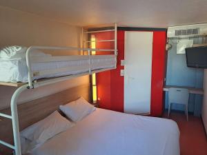 圣艾蒂安迪鲁夫赖HOTEL PREMIERE CLASSE Rouen Sud Oissel的一间带双层床的卧室和一间带门的房间