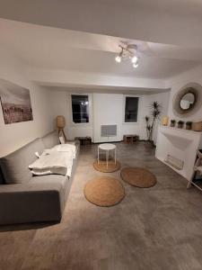土伦Appartement T1 cosy neuf的客厅配有沙发和桌子