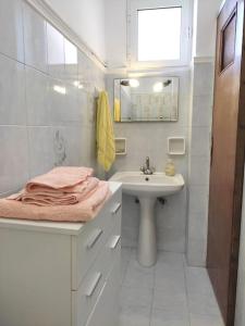 扎金索斯镇Cute attic appartment in the heart of Zante town的白色的浴室设有水槽和镜子