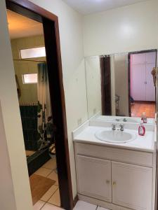 洛哈Dulce Hogar 01的浴室配有白色水槽和淋浴。