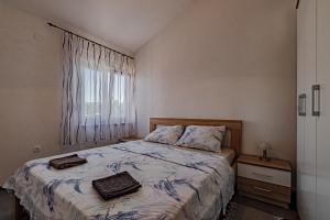 赞吉纳Apartment Kesten的一间卧室,配有一张带两个袋子的床