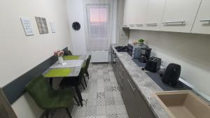 布拉索夫GREEN Apartment Coresi的厨房配有桌椅