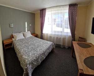 利耶帕亚Hotel Linda - Helvita的酒店客房设有床和窗户。