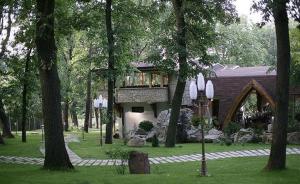 雅西卡斯特餐厅酒店 的公园中树木繁茂的房屋