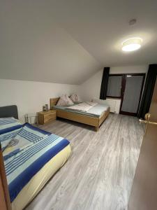 玛丽亚普法尔FeWo HansUndChrista的一间卧室设有两张床,铺有木地板