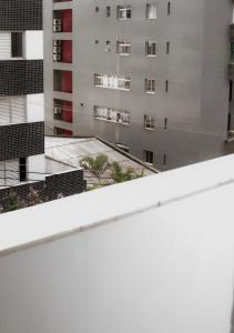 贝洛奥里藏特Apartamento Gutierrez 2的从大楼的阳台上可欣赏到风景