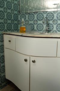 贝洛奥里藏特Apartamento Gutierrez 2的白色的厨房配有水槽和镜子