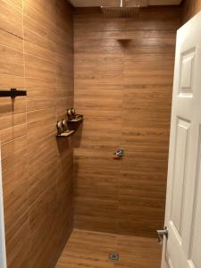 卡维塔Secret Garden的带淋浴的浴室和木墙