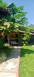 蒙特内哥罗Alojamiento rural finca estrella del Quindío的院子前有长凳的房子