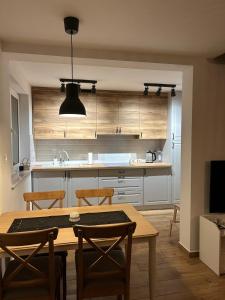 KrempnaKasi Polany的厨房配有木桌、椅子和桌子,厨房配有