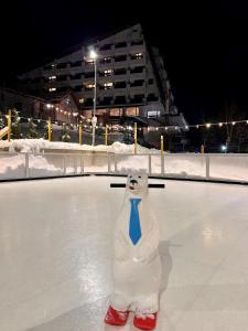 锡纳亚Hotel Pestera的一只塑料企鹅,在溜冰场上绑着