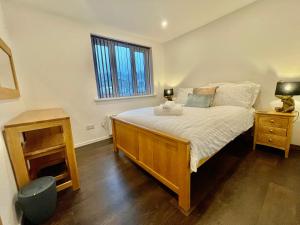 鲍内斯温德米尔Modern Bowness-on-Windermere Flat - Free Parking的一间卧室设有一张大床和一个窗户。