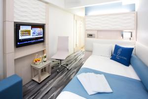 东京东京贝尔经典酒店的一间酒店客房,配有一张床和一台电视