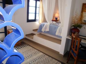 米尔托斯深蓝公寓 的一间卧室配有一张床和一张书桌
