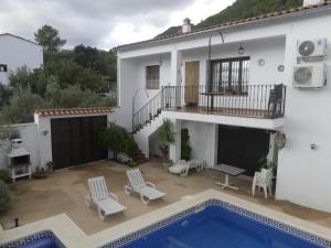 利纳雷斯德拉谢拉Casa Rural Aya I的一座带游泳池和房子的别墅