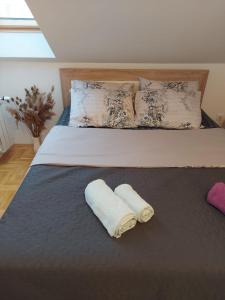 波扎雷瓦茨Apartman Panorama的一间卧室配有一张床,上面有两条毛巾