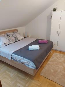 波扎雷瓦茨Apartman Panorama的一间卧室配有一张床,上面有两条毛巾