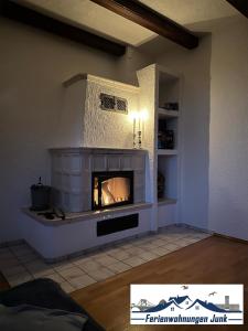 威廉港98qm Wohnung im Villenviertel - Voll ausgestattet mit Balkon und Kamin - WLAN gratis的客厅设有壁炉