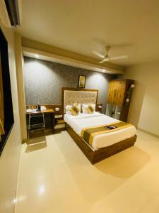 孟买New Hotel Amber International Near International Airport T2的一间卧室配有一张大床和一张书桌