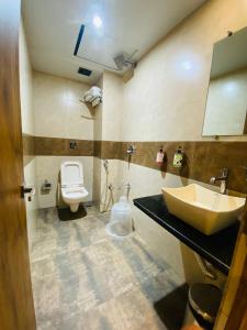 孟买New Hotel Amber International Near International Airport T2的一间带水槽和卫生间的浴室